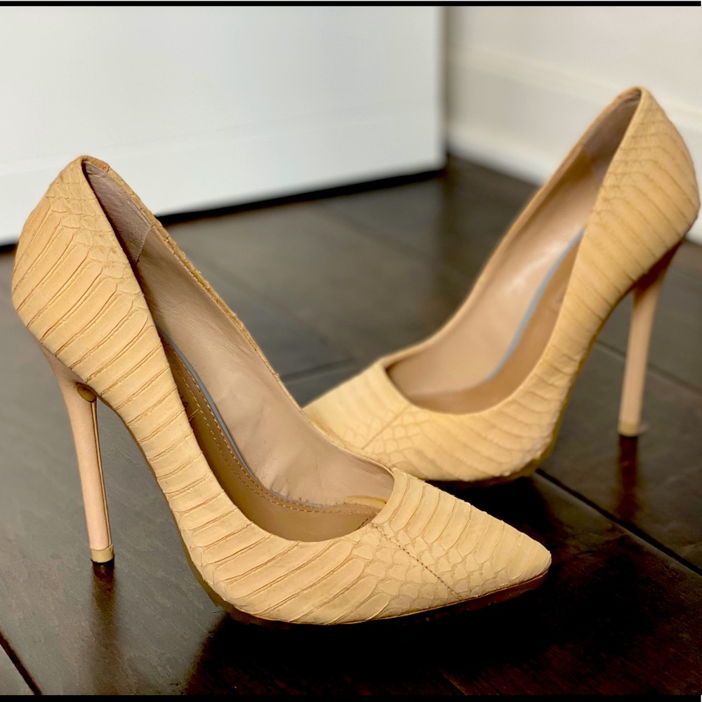 BCBGMaxAzria beige/nude pointed heels